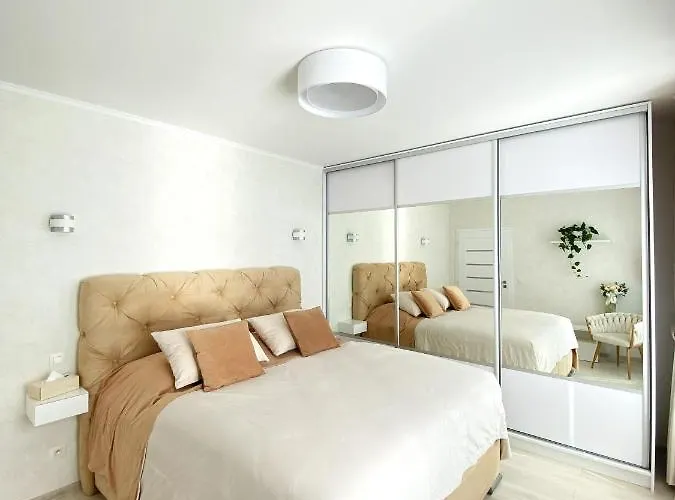 Die Eleganz - Apartment Near The City Center With Free Parking